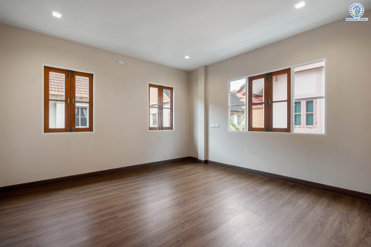 บ้านมือสองตกแต่งใหม่ แบรนด์ Q.House ม.ลัดดารมย์ ปิ่นเกล้า หลังใหญ่ตกแต่งเรียบหรู เนื้อที่ 92.8 ตร.ว. พื้นที่ใช้สอยเยอะถึง 320 ตร.ม. ฟังก์ชันจัดเต็ม 3 ห้องนอน 4 ห้องน้ำ 1 ห้องอเนกประสงค์ 1 ห้องแม่บ้าน จอดรถได้ 4 คัน พร้อม Living Room กว้าง บนทำเลศักยภาพ ใกล้เซ็นทรัลเวสต์เกต, วงเวียนพระราม5, ทางด่วน "กาญจนาภิเษก" และรถไฟฟ้า "สถานีตลาดบางใหญ่"